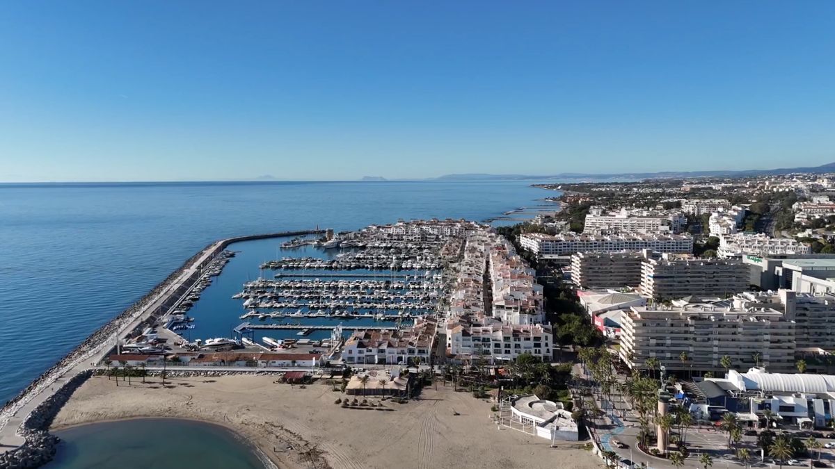 De haven van Puerto Banús vanuit de lucht